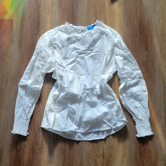 Beautiful embroidered Blouse - Picture 1 of 6